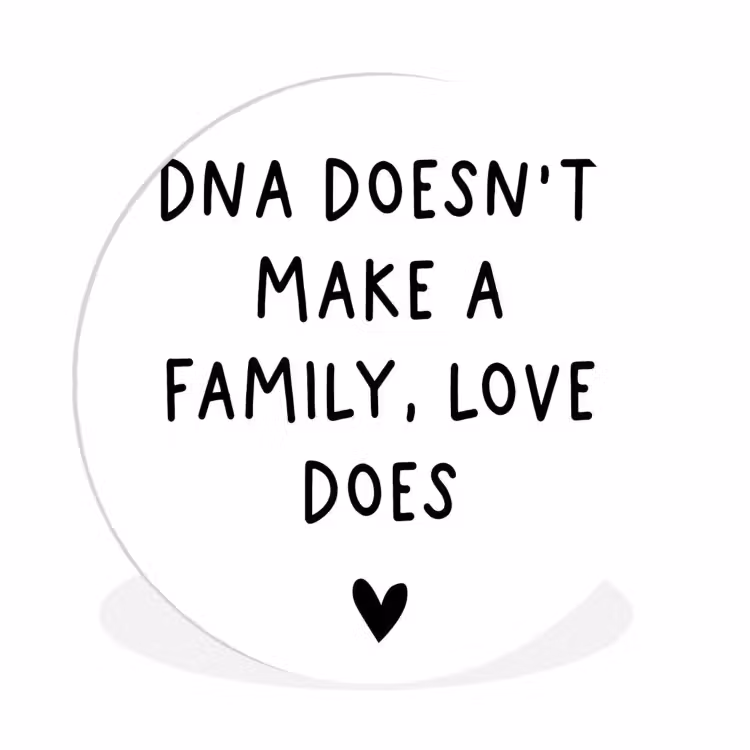 Engelse quote "DNA doesn't make a family, love does" met een hartje op een witte achtergrond Wandcirkel kunststof plaat 5mm dik klein -3d