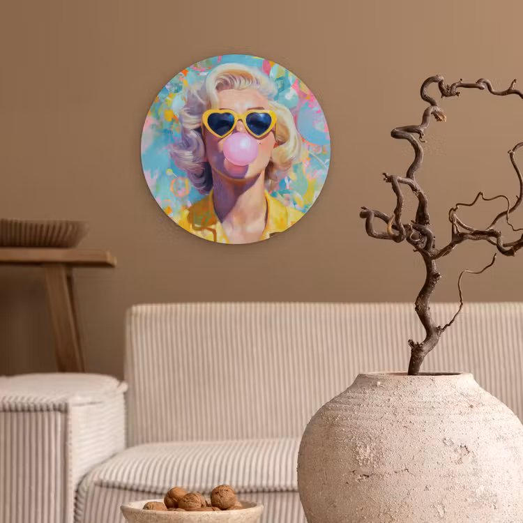 Vrouw - Blond - Roze kauwgom - Kleurrijk - Pastel Wandcirkel kunststof plaat 5mm dik klein -sfeer1