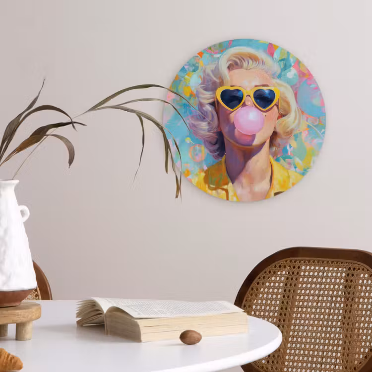 Vrouw - Blond - Roze kauwgom - Kleurrijk - Pastel Wandcirkel kunststof plaat 5mm dik klein -sfeer4