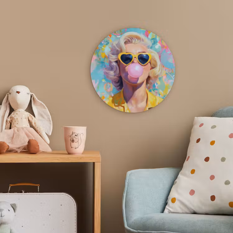 Vrouw - Blond - Roze kauwgom - Kleurrijk - Pastel Wandcirkel kunststof plaat 5mm dik klein -tsfeer1_kind