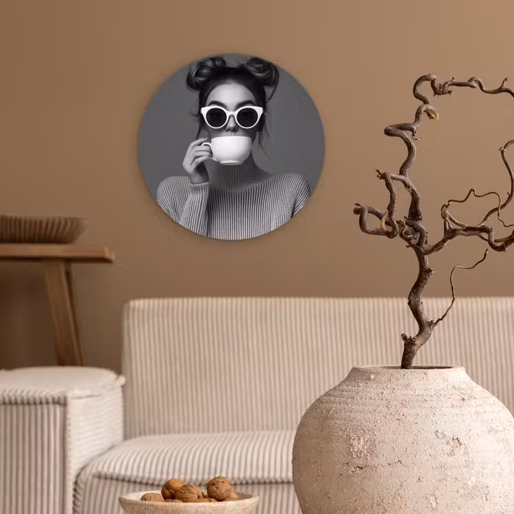 Vrouw - Koffie - Zwart - Wit Wandcirkel kunststof plaat 5mm dik klein -sfeer1