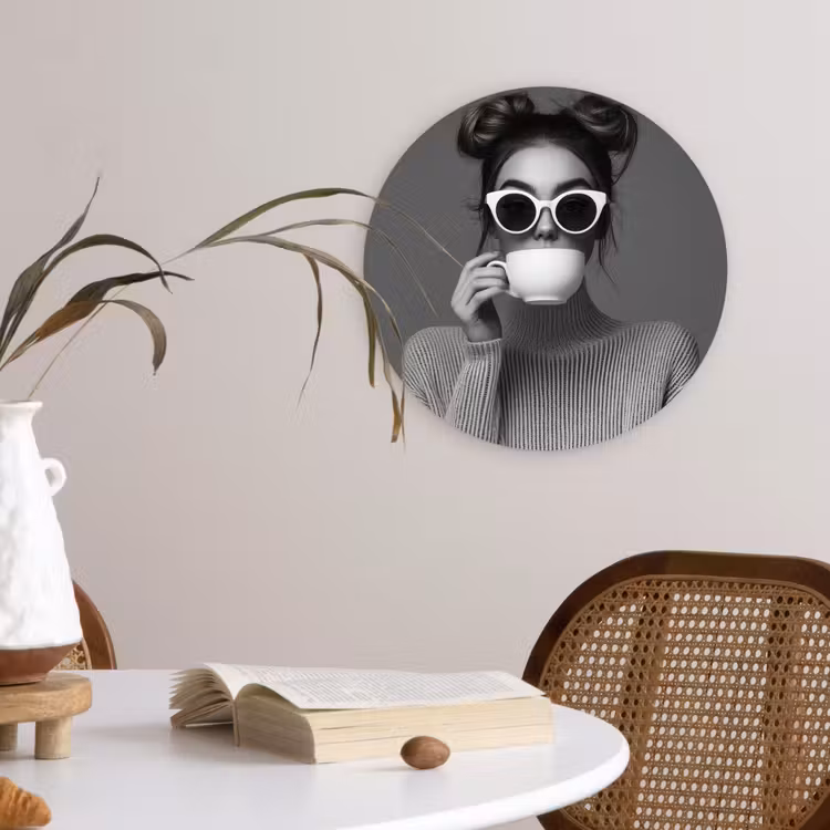 Vrouw - Koffie - Zwart - Wit Wandcirkel kunststof plaat 5mm dik klein -sfeer4