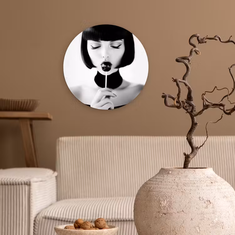 Vrouw - Lolly - Zwart - Wit Wandcirkel kunststof plaat 5mm dik klein -sfeer1