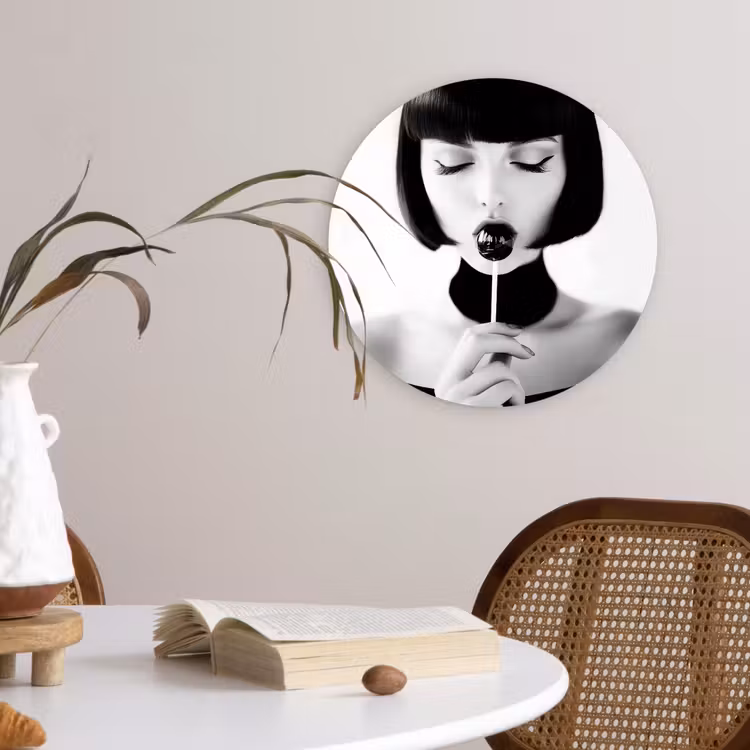 Vrouw - Lolly - Zwart - Wit Wandcirkel kunststof plaat 5mm dik klein -sfeer4