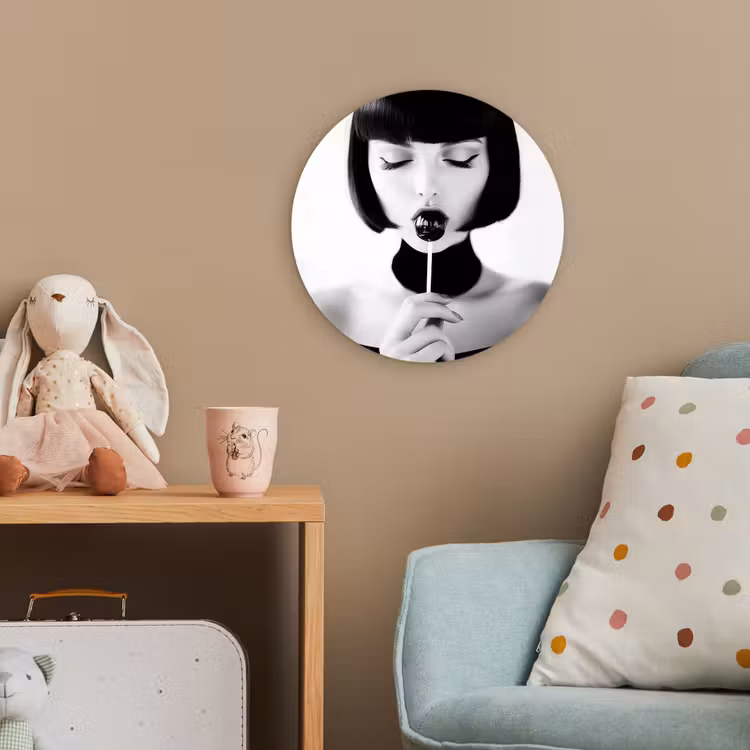 Vrouw - Lolly - Zwart - Wit Wandcirkel kunststof plaat 5mm dik klein -tsfeer1_kind