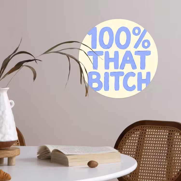 100% that bitch - Blauw - Wit Wandcirkel behangsticker klein -sfeer3