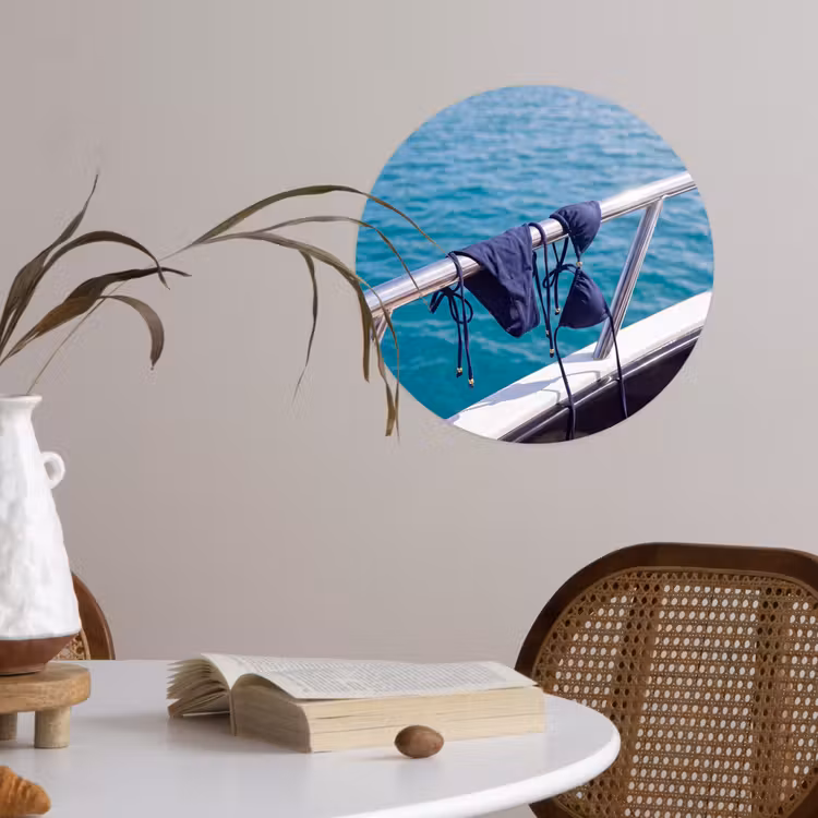 Bikini - Reling - Zee - Zomer - Blauw Wandcirkel behangsticker klein -sfeer3
