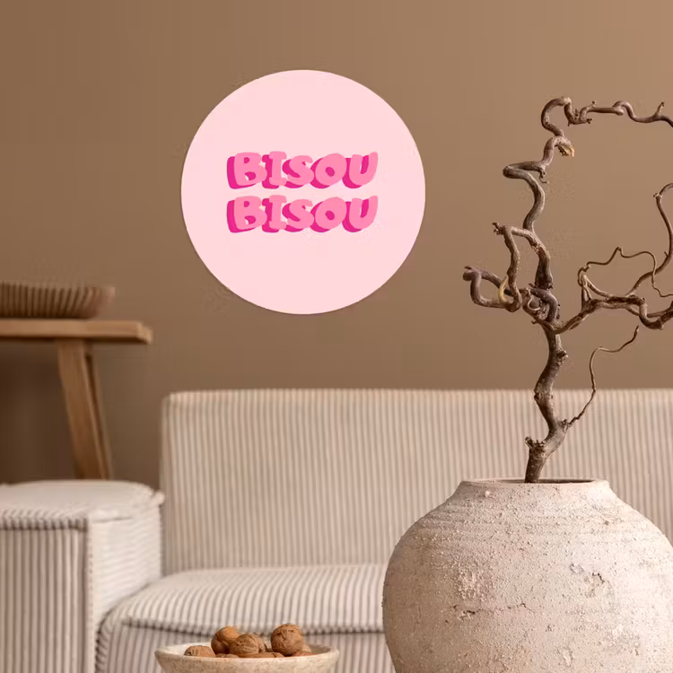 Bisou - Roze - Dikke letters Wandcirkel behangsticker klein -sfeer1