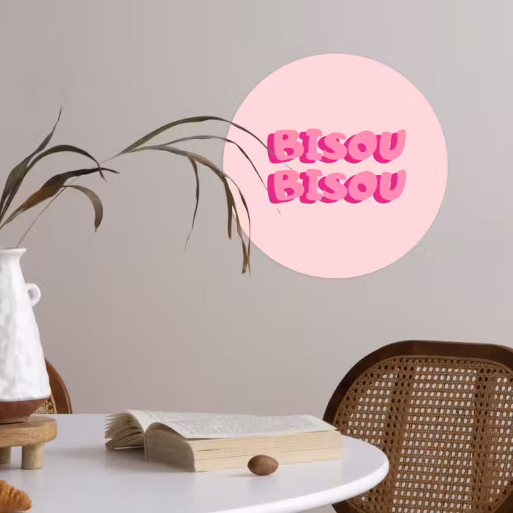 Bisou - Roze - Dikke letters Wandcirkel behangsticker klein -sfeer3