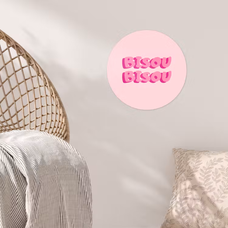 Bisou - Roze - Dikke letters Wandcirkel behangsticker klein -sfeer4
