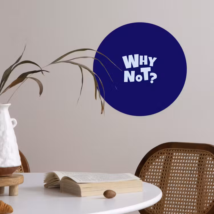Blauw - Why not - Minimalistisch Wandcirkel behangsticker klein -sfeer3