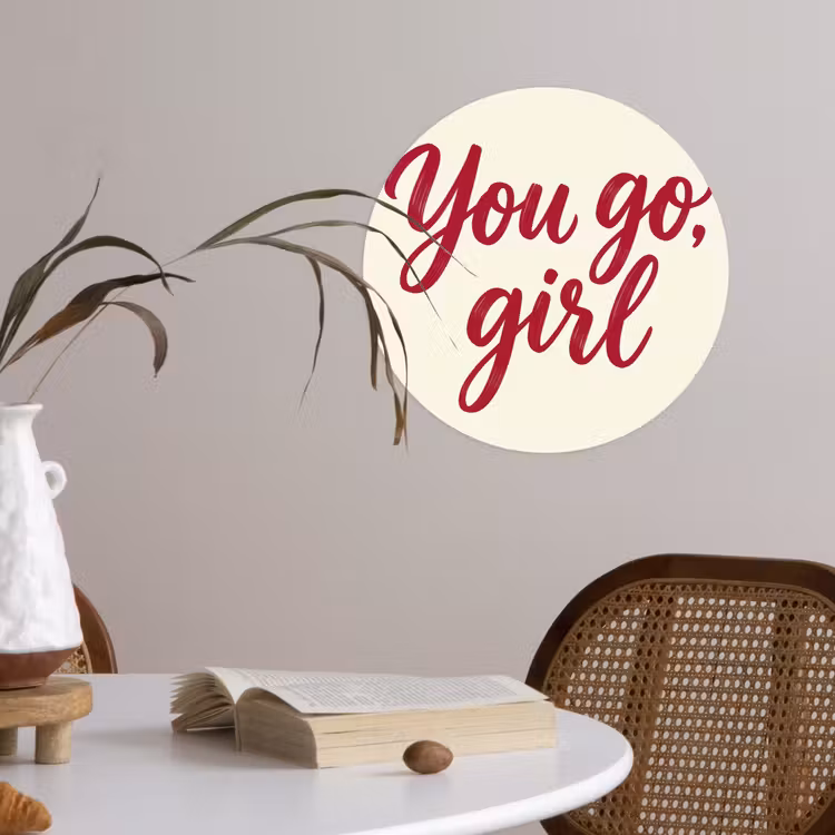 you go girl - Rood - Wit Wandcirkel behangsticker klein -sfeer3