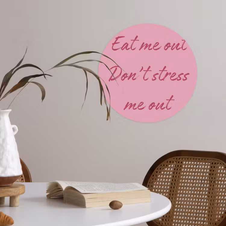 Eat me out don't stress me out - Roze - Handgeschreven Wandcirkel behangsticker klein -sfeer3