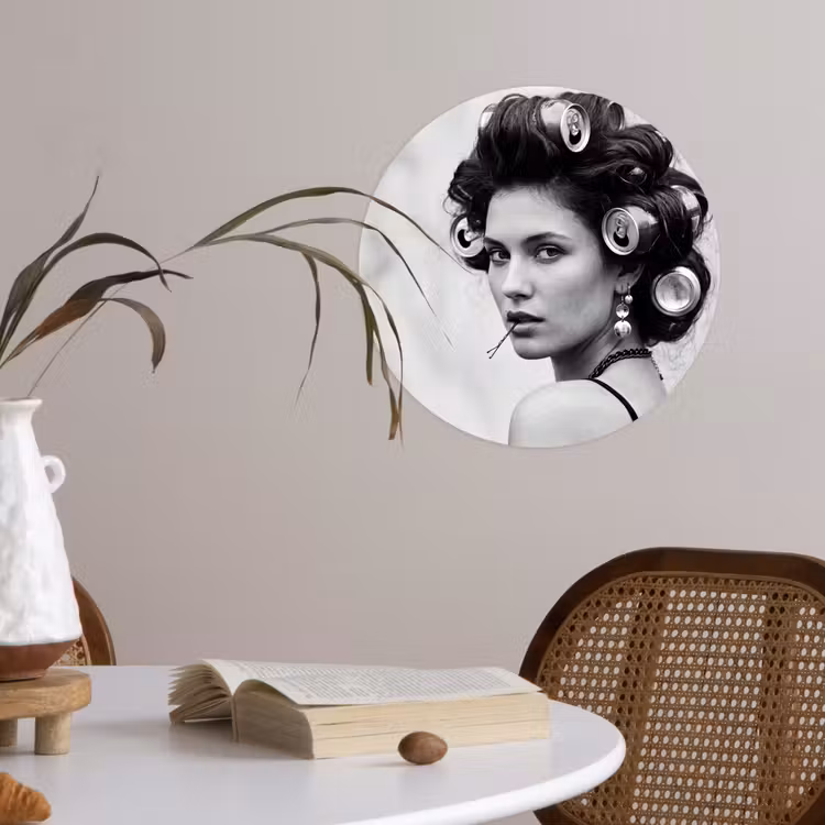 Edgy - Vrouw - Zwart - Wit Wandcirkel behangsticker klein -sfeer3