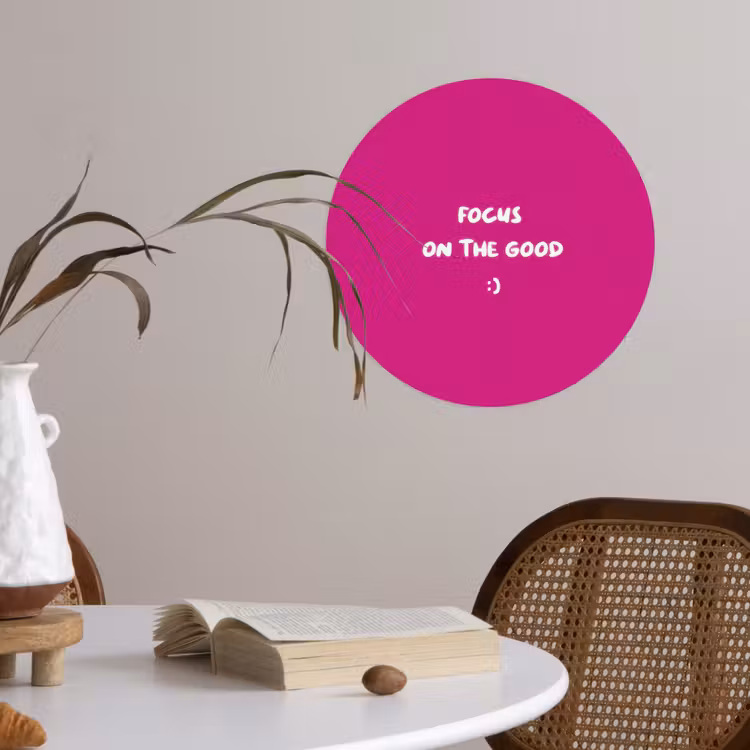 Focus - Smiley - Roze Wandcirkel behangsticker klein -sfeer3