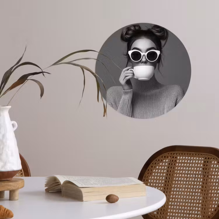 Vrouw - Koffie - Zwart - Wit Wandcirkel behangsticker klein -sfeer3