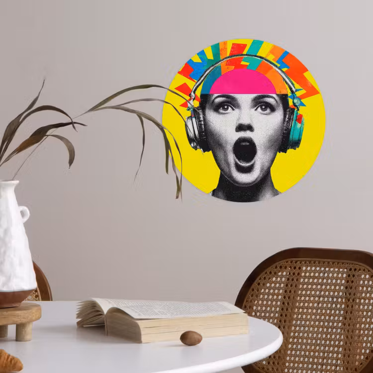 Vrouw - Koptelefoon - Geel Wandcirkel behangsticker klein -sfeer3