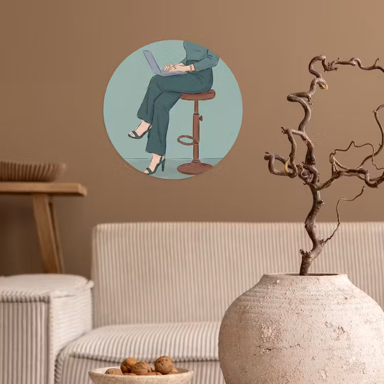 Vrouw - Laptop - Zittend - Illustratie - Groen Wandcirkel behangsticker klein -sfeer1