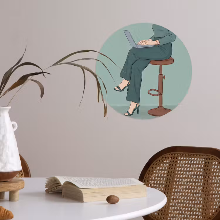 Vrouw - Laptop - Zittend - Illustratie - Groen Wandcirkel behangsticker klein -sfeer3