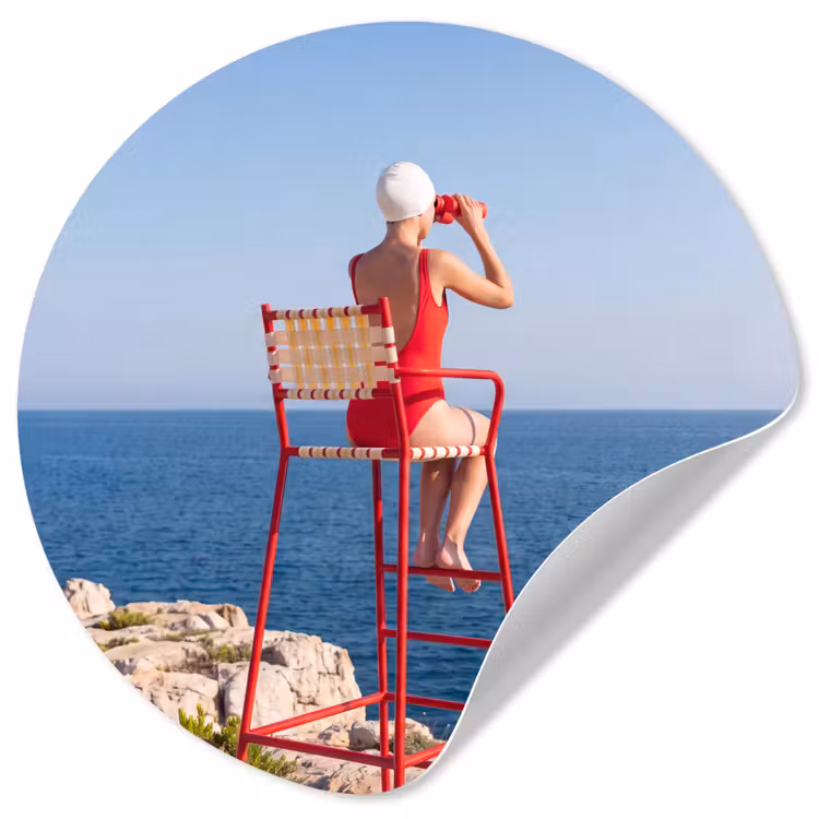 Vrouw - Zee - Kust - Verrekijker - Rood Wandcirkel behangsticker klein -3d