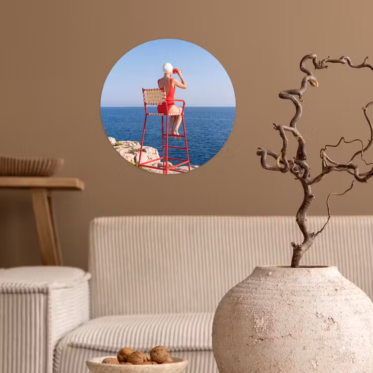 Vrouw - Zee - Kust - Verrekijker - Rood Wandcirkel behangsticker klein -sfeer1
