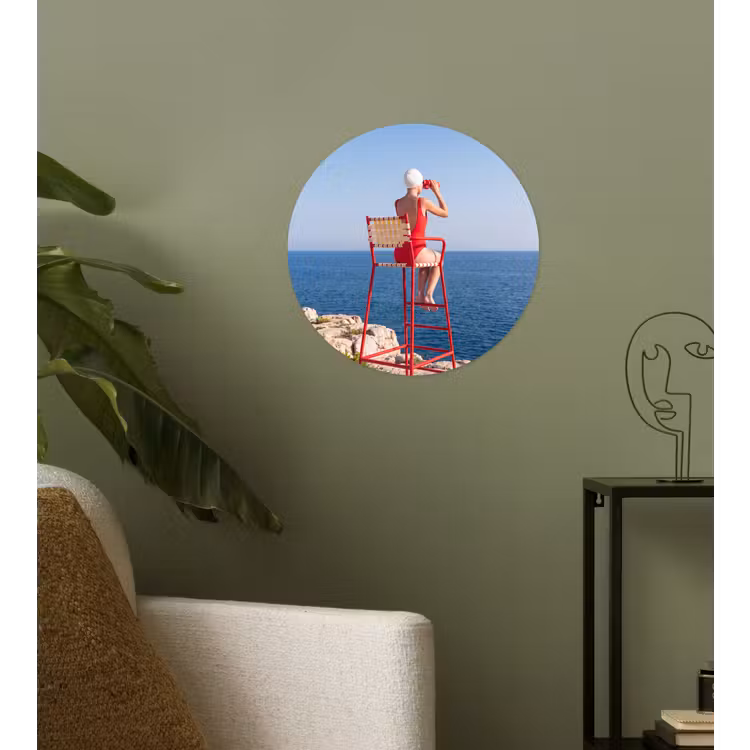 Vrouw - Zee - Kust - Verrekijker - Rood Wandcirkel behangsticker klein -sfeer2