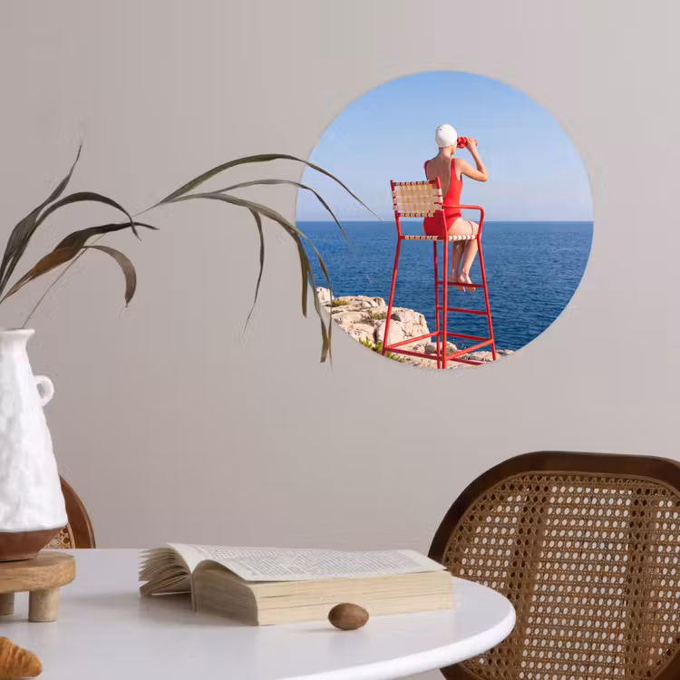 Vrouw - Zee - Kust - Verrekijker - Rood Wandcirkel behangsticker klein -sfeer3