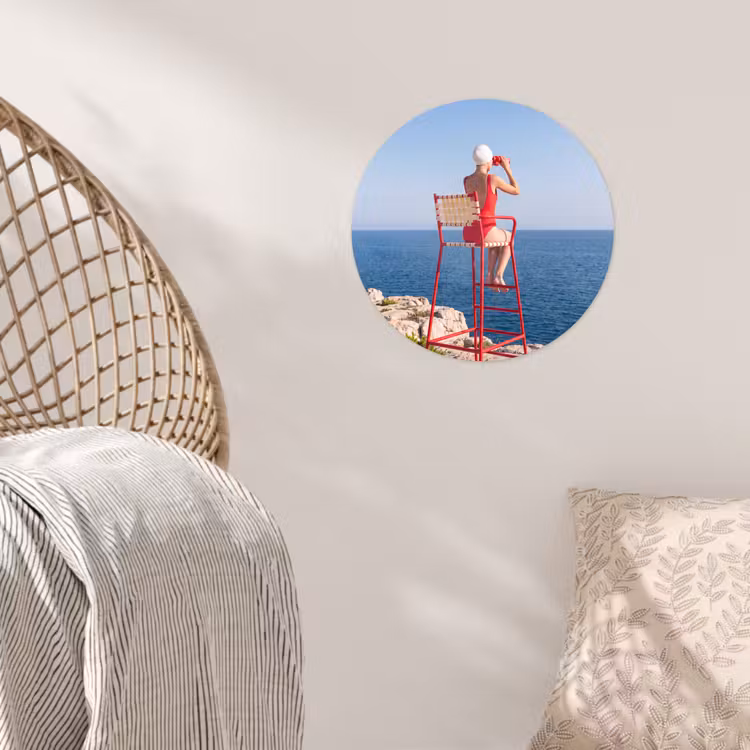 Vrouw - Zee - Kust - Verrekijker - Rood Wandcirkel behangsticker klein -sfeer4