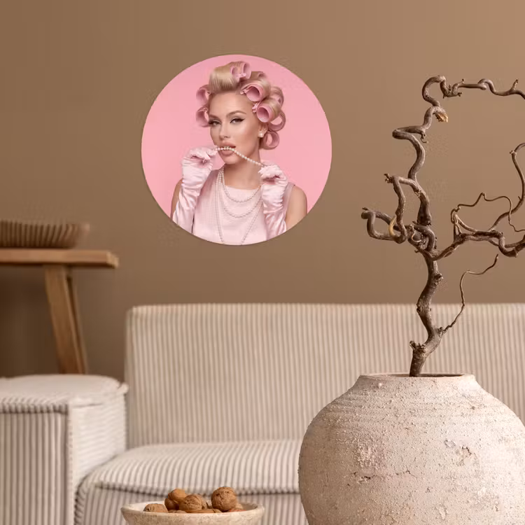Vrouw - Roze - Parelketting - Krulspelden Wandcirkel behangsticker klein -sfeer1