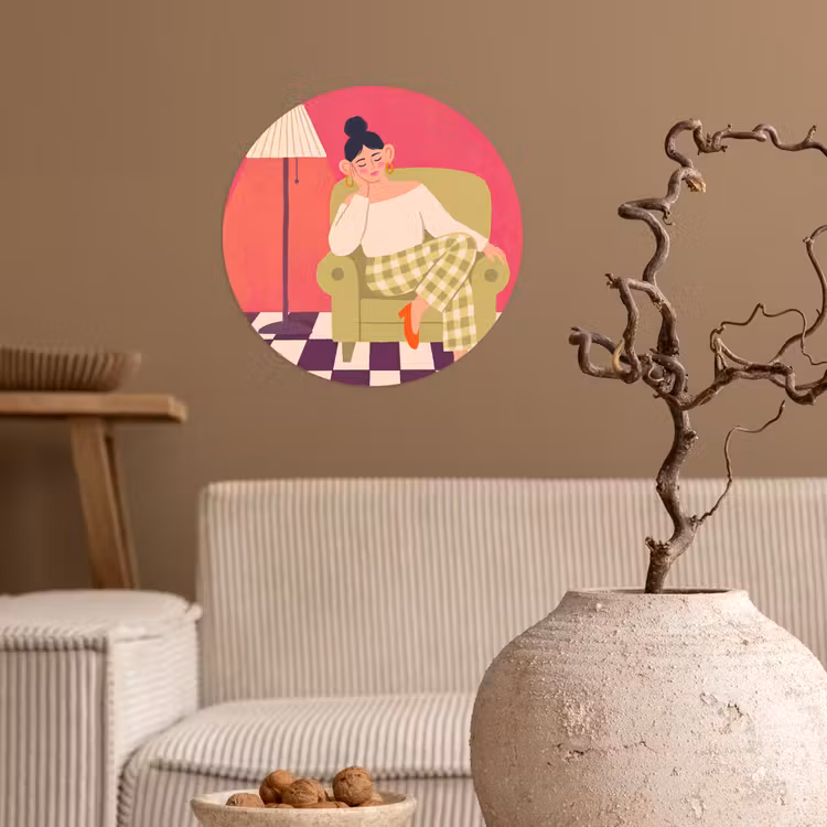 Vrouw - Rust - Interieur - Modern - Kunst Wandcirkel behangsticker klein -sfeer1