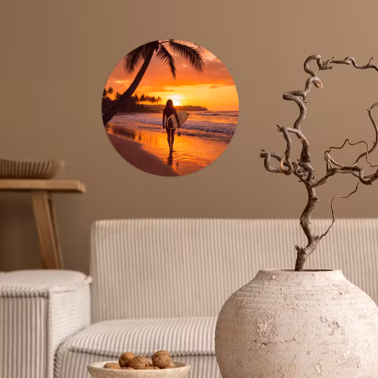 Vrouw - Surfplank - Strand - Zonsondergang - Oranje Wandcirkel behangsticker klein -sfeer1
