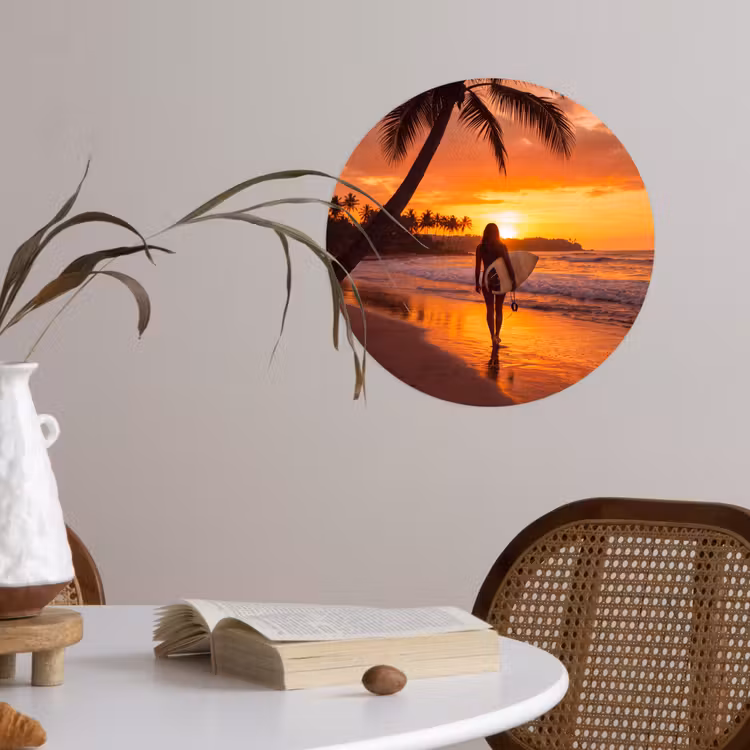 Vrouw - Surfplank - Strand - Zonsondergang - Oranje Wandcirkel behangsticker klein -sfeer3