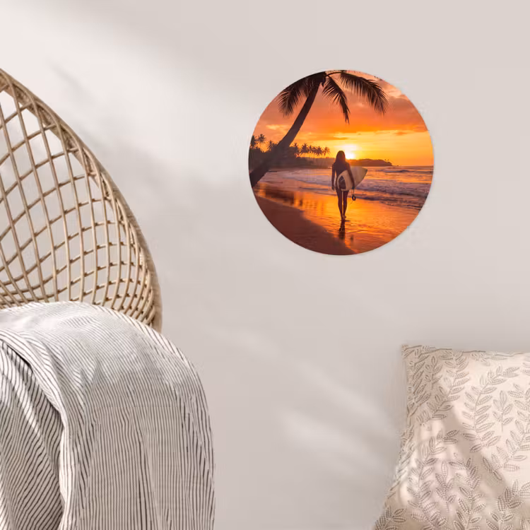 Vrouw - Surfplank - Strand - Zonsondergang - Oranje Wandcirkel behangsticker klein -sfeer4
