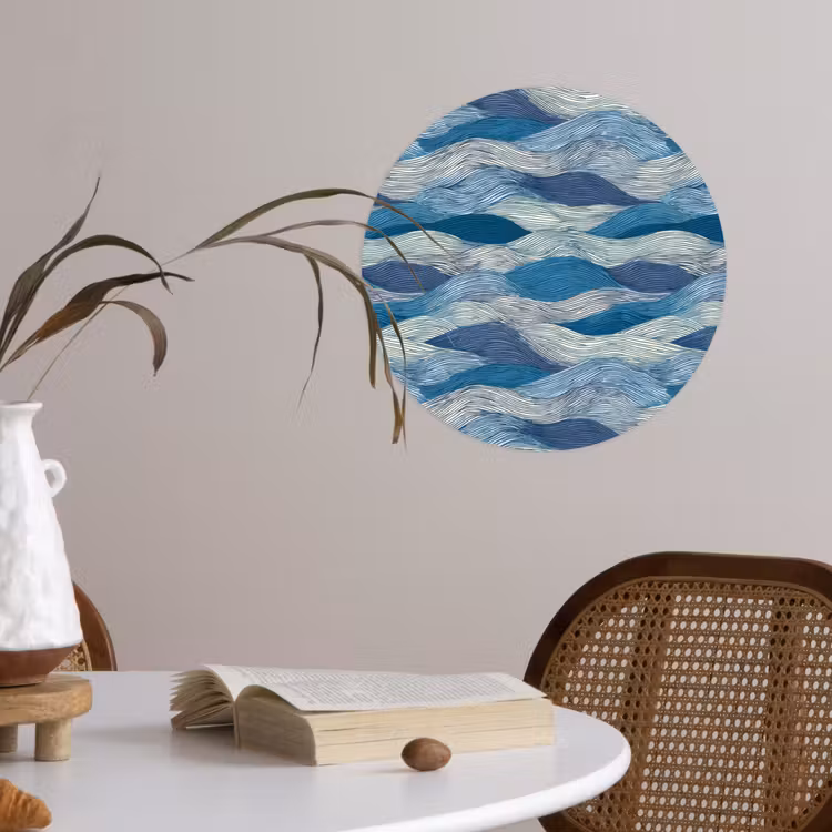 Getekend - Blauw - Wit - Golvend - Streepjes Wandcirkel behangsticker klein 186 -sfeer3