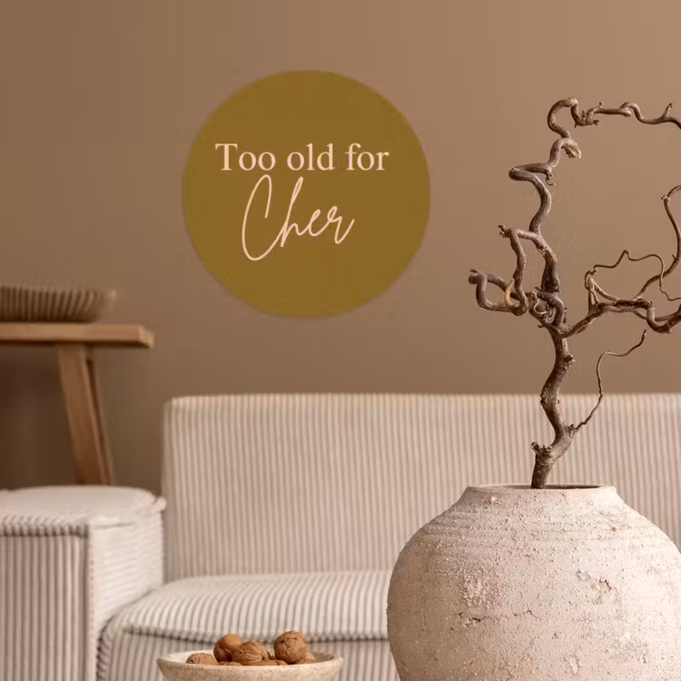 Groen - Too old for cher - Roze Wandcirkel behangsticker klein -sfeer1