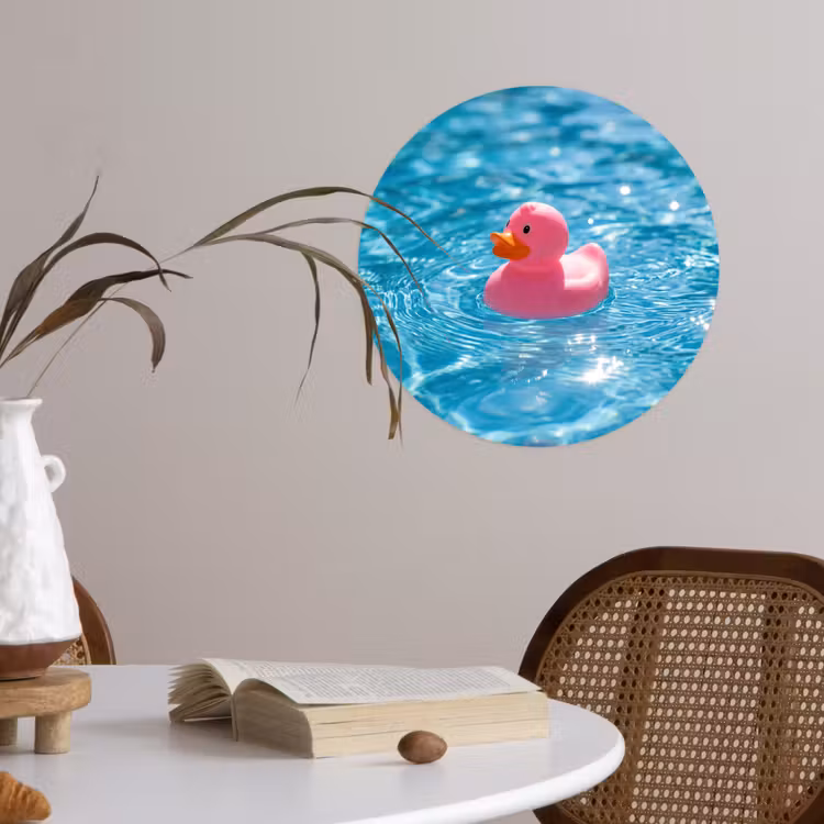 Badeend - Dobberend - Roze Wandcirkel behangsticker klein -sfeer3