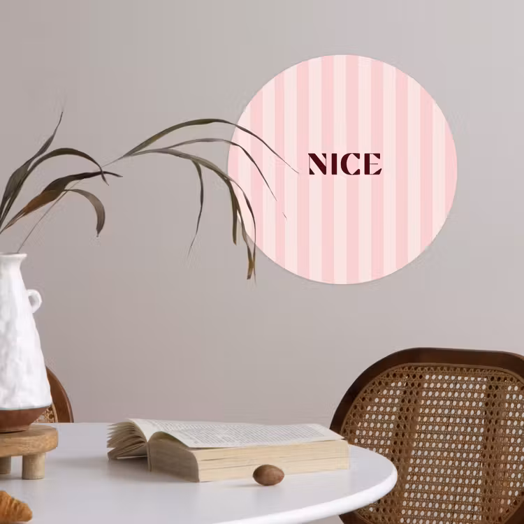 Nice - Strepen - Roze Wandcirkel behangsticker klein -sfeer3