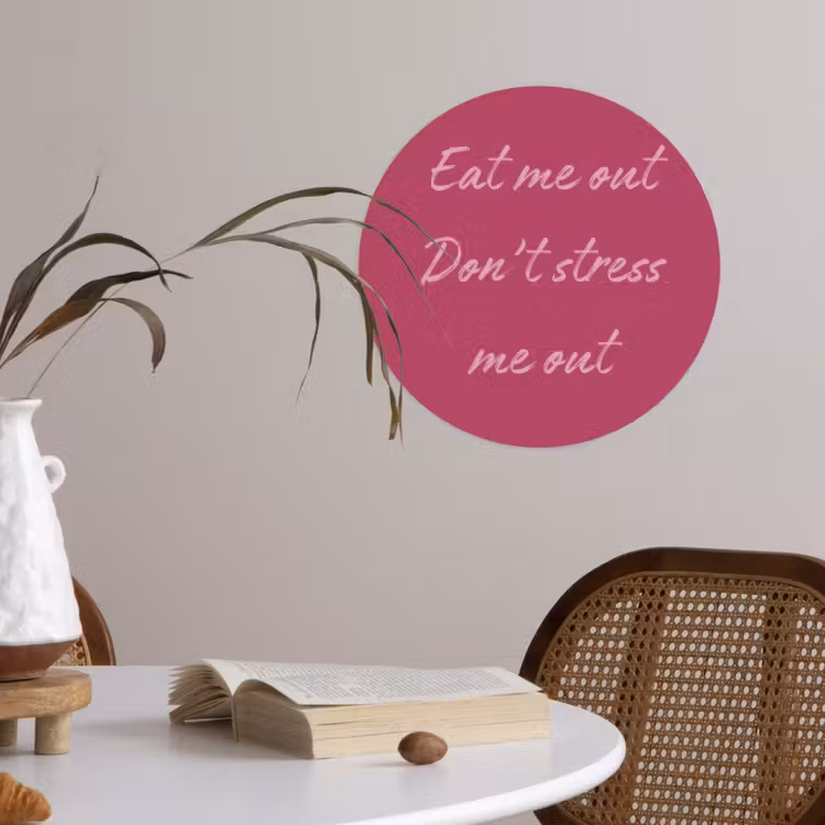 eat me out don't stress me out - Roze - Minimalistisch Wandcirkel behangsticker klein -sfeer3