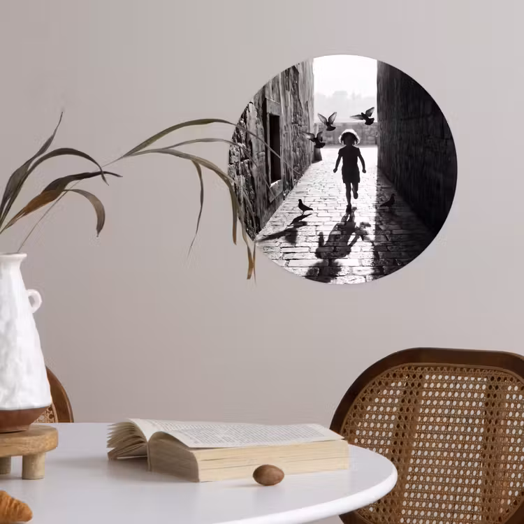 Kind - Vogel - Straat - Zwart-wit - Spelen Wandcirkel behangsticker klein -sfeer3