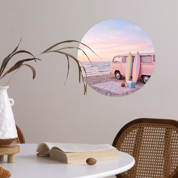 Busje - Strand - Surfplank - Zomer - Roze Wandcirkel behangsticker klein -sfeer3