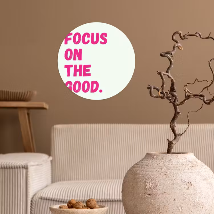 Focus on the good - Beige - Roze Wandcirkel behangsticker klein -sfeer1