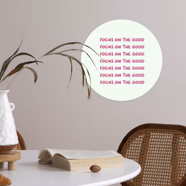 Focus on the good - Roze Wandcirkel behangsticker klein -sfeer3