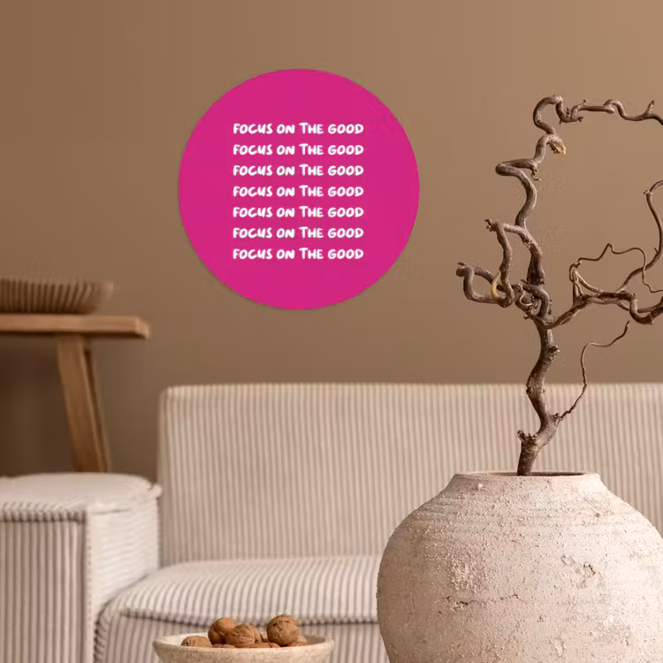 Focus on the good - Roze - wit Wandcirkel behangsticker klein -sfeer1