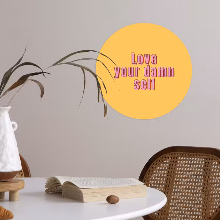 Love yourself - Roze - Geel Wandcirkel behangsticker klein -sfeer3