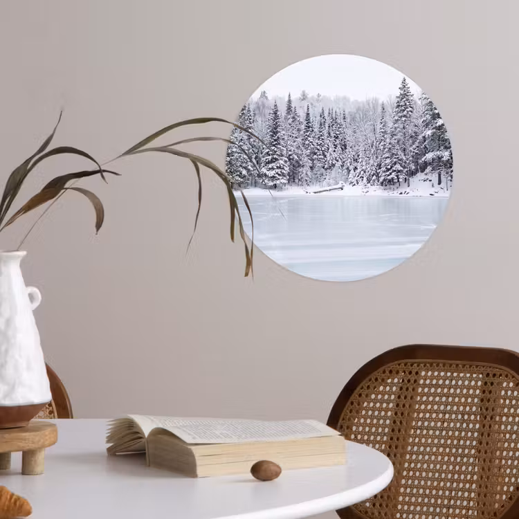 Meer - Dennen - IJs - Winter - Rustgevend Wandcirkel behangsticker klein -sfeer3