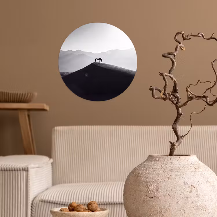 Mens - Kameel - Zandduin - Natuur - Monochroom Wandcirkel behangsticker klein -sfeer1