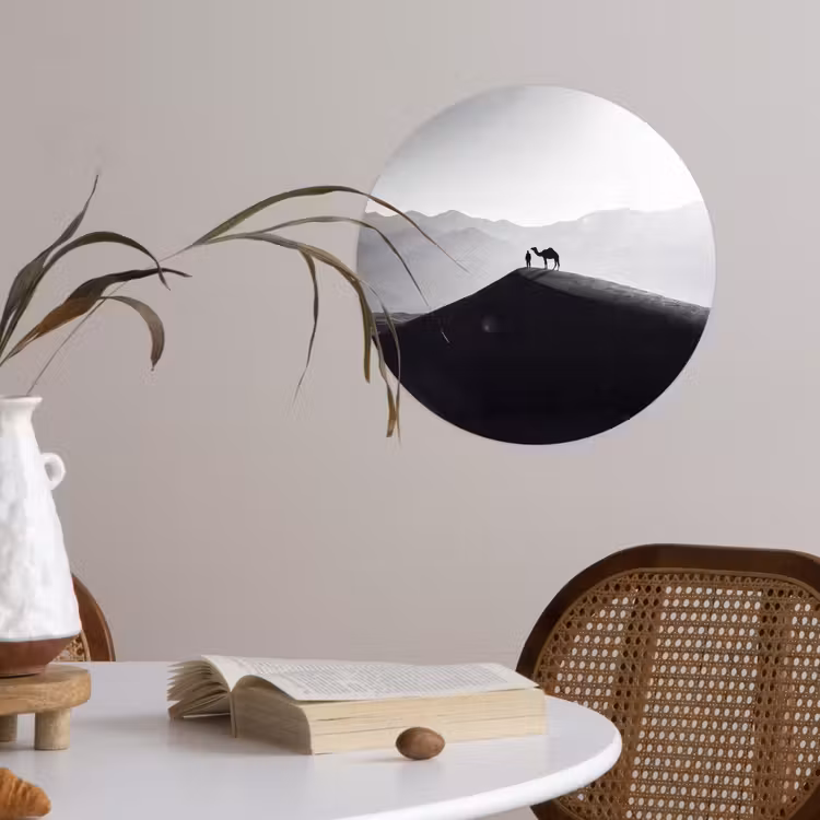 Mens - Kameel - Zandduin - Natuur - Monochroom Wandcirkel behangsticker klein -sfeer3