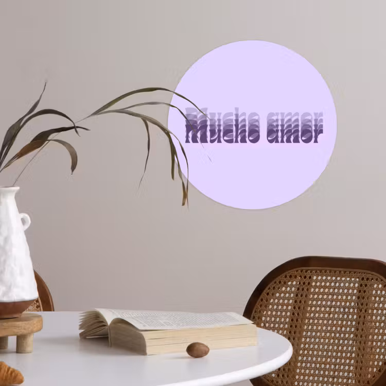 Mucho amor - Paars - Gelaagde letters Wandcirkel behangsticker klein -sfeer3