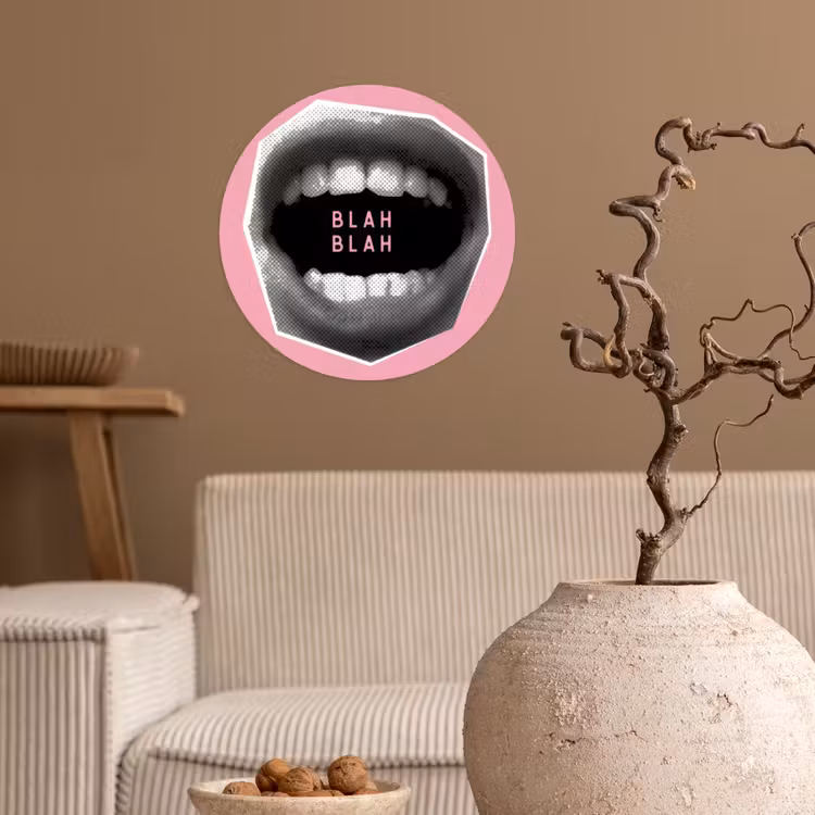 Mond - BLAH BLAH - Roze Wandcirkel behangsticker klein -sfeer1