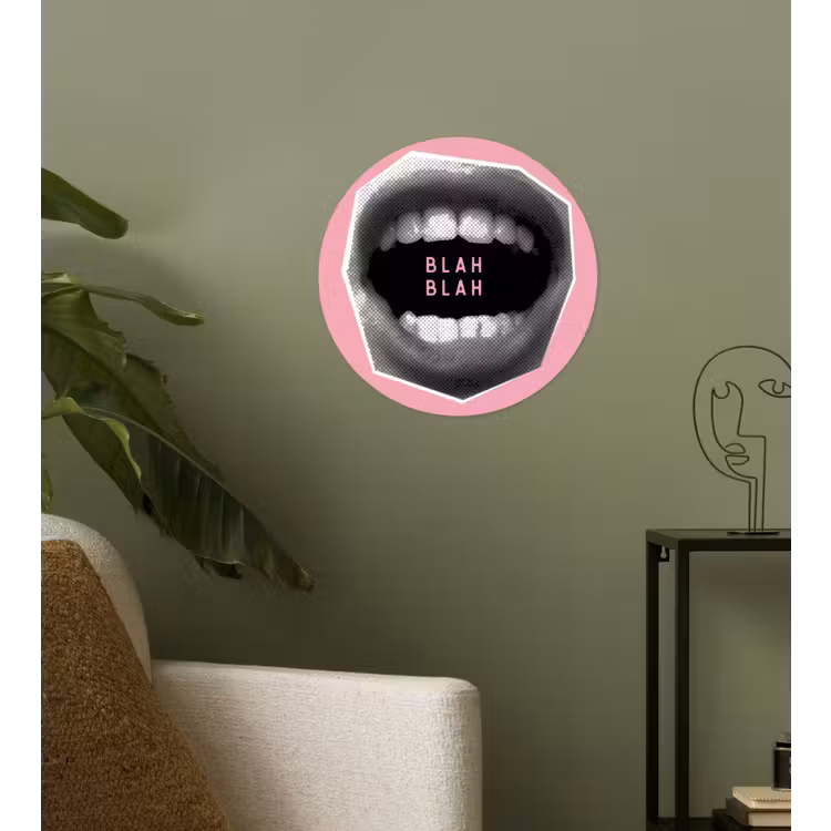 Mond - BLAH BLAH - Roze Wandcirkel behangsticker klein -sfeer2